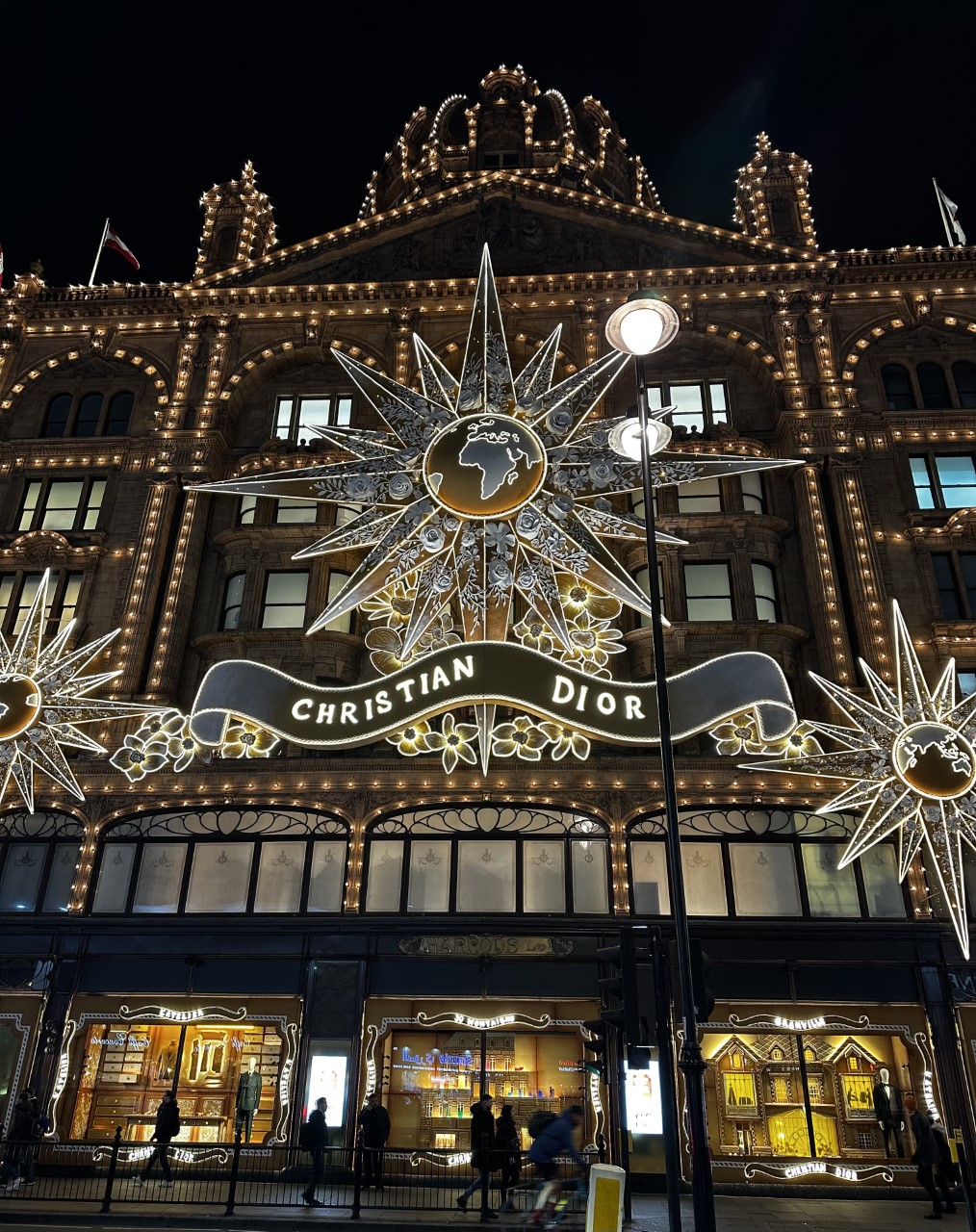 THE WINDOWS- HARRODS